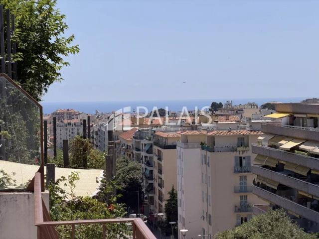 Dernier étage Gorbella avec profonde terrasse et vue mer