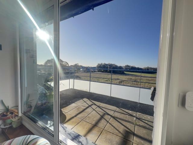 Dernier étage, grand 2 pièces lumineux avec terrasse et parking