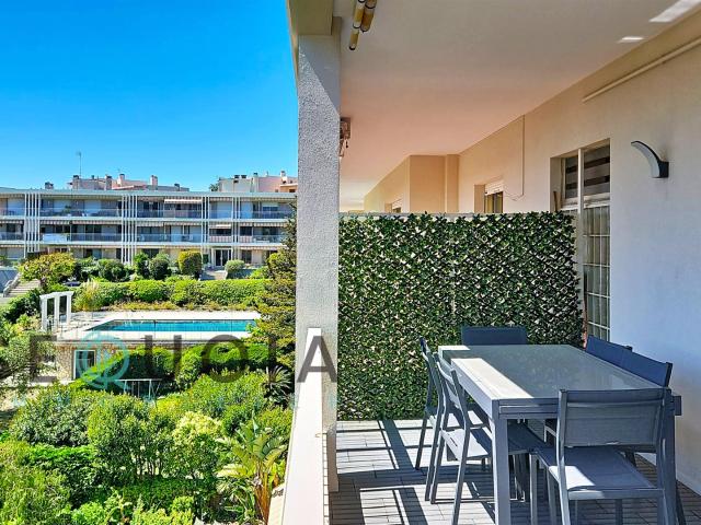 Dernier étage, lumière plein sud, rénovation complète… Pisci. m² Antibes