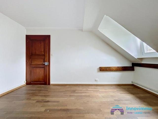 Dernier étage lumineux 90 m² au sol fort potentiel à