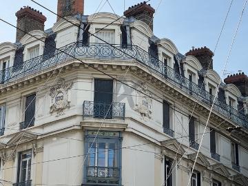 Dernier étage pour cet appartement familial avec un balcon