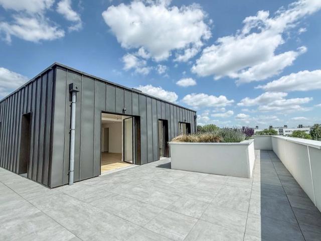 Dernier étage – Terrasse 110 m² – 3 chambres – Ascenseur – Parkings – Mont Saint Aignan Colbert