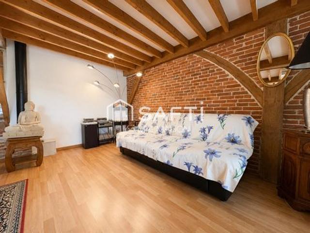 Derrière cette façade authentique se cache un espace de vie hors norme de 276 m²