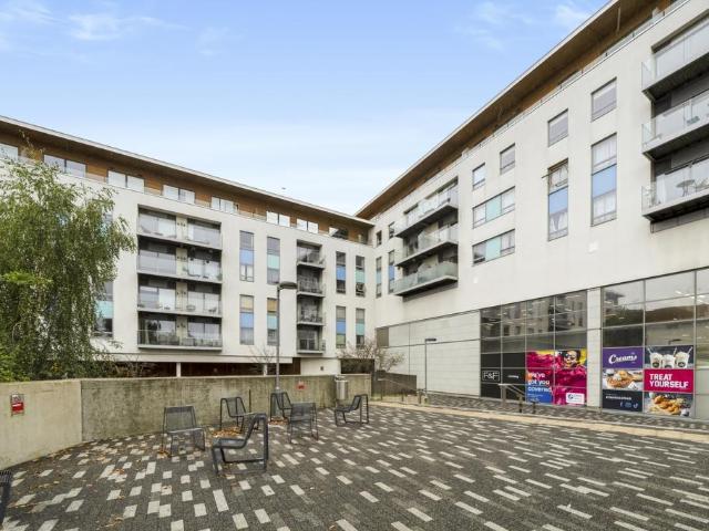 Derry Court SW16 2 bed apartment to rent £2,200 pcm £508 pw