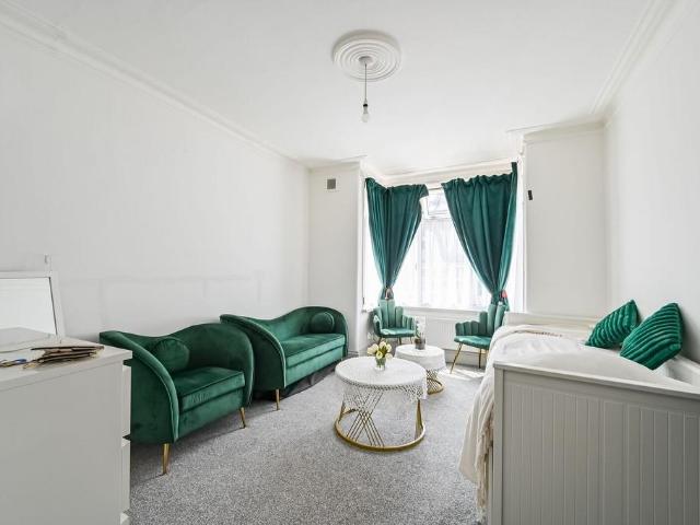 Dersingham Avenue, Manor Park. 1 bed flat to rent £2,500 pcm £577 pw