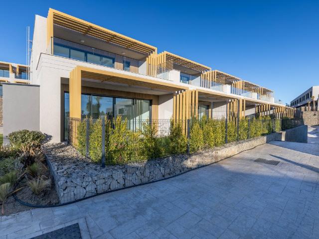 Desarrollo Nuevo: Precios desde 776.000 € hasta 891.000 €. [. 169m² El Chaparral