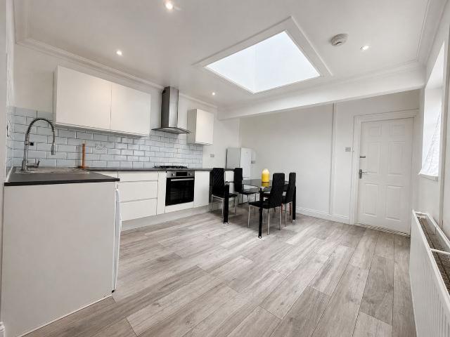 Desborough Avenue, High Wycombe HP11, 2 bed flat to rent, £1,375 pcm | PrimeLocation