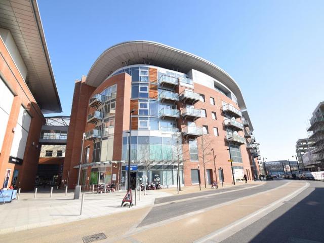 Desborough Road, Buckinghamshire HP11 2 bed apartment to rent £1,400 pcm £323 pw
