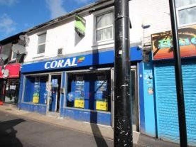 Desborough Road HP11, 3 bed flat to rent, £1,900 pcm | PrimeLocation