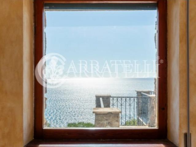 Descrizione: In posizione dominante sul mare della Maremma T. 500m² Orbetello