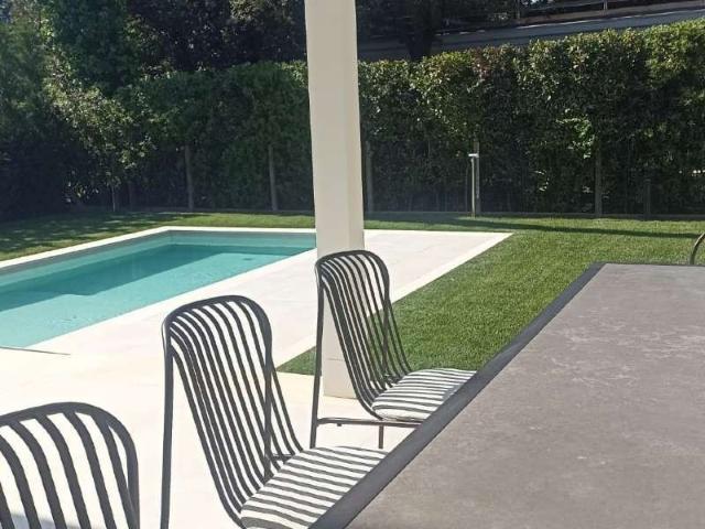 Descrizione Richiedi informazioni su questo immobile Galleria Fotografica Villa con piscina di nuova costruzione in affitto e in vendita Servizi