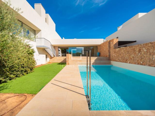 Descripción Esta villa muestra el equilibrio perfecto entre. 352m² Cala Bassa