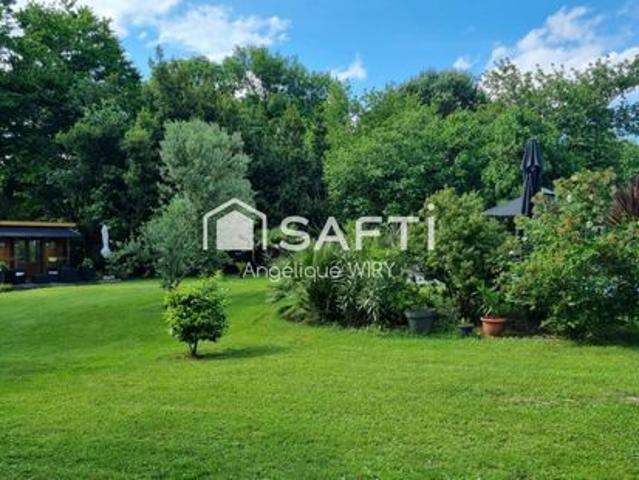 Description de cette maison de 270m² avec piscine