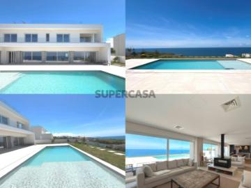 Descubra uma moradia verdadeiramente exclusiva, onde o luxo, a tranquilidade e a imponência do oceano se unem numa localização privilegiada junto ao mar, com uma área de construção de 579 m², inserida num magnífico lote de 2.000 m²