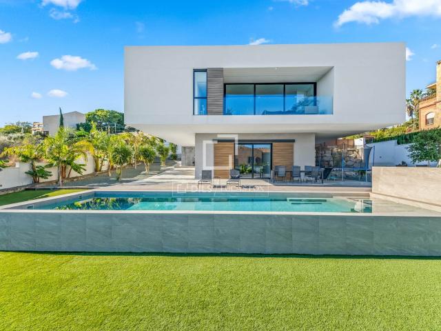 Descubra el epítome de la vida moderna en esta obra maestra. 360m² Alicante