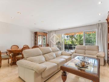 Descubra esta elegante casa adosada de 3 niveles ubicada en. 223m² Alicante