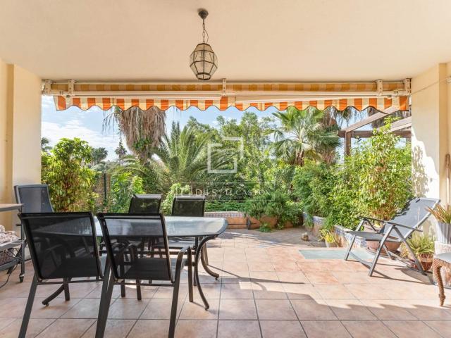 Descubra esta elegante casa adosada de 3 niveles ubicada en. 223m² Alicante