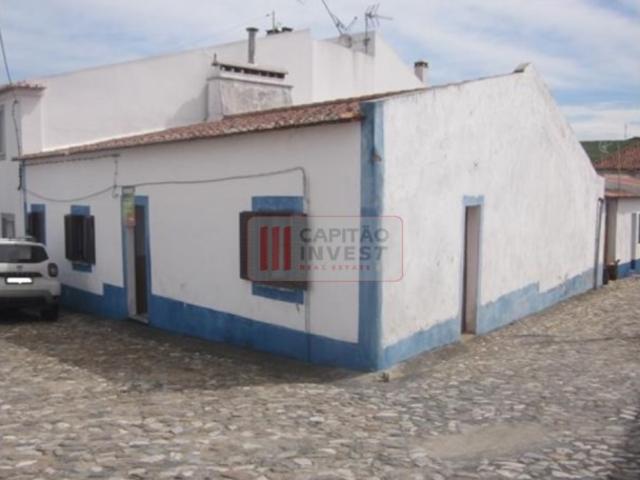 Moradia térrea T3 c/ logradouro no centro de Vila Ruiva, Cuba