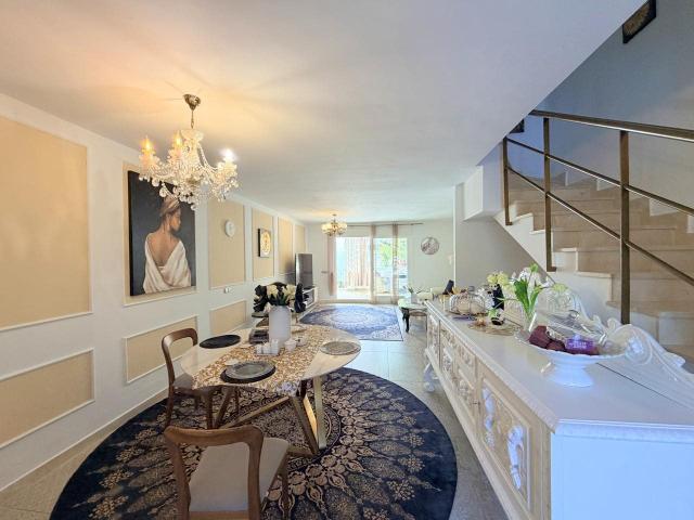 Descubra esta espectacular casa adosada de excelentes calida. 289m² Manilva