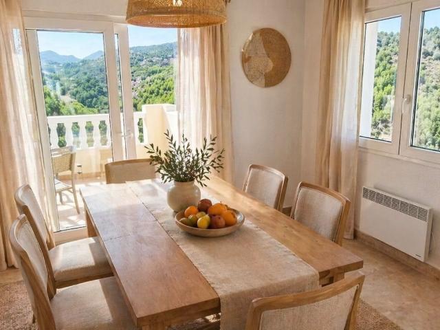 Descubra esta hermosa villa situada en primera línea de la U. 135m² Pedreguer
