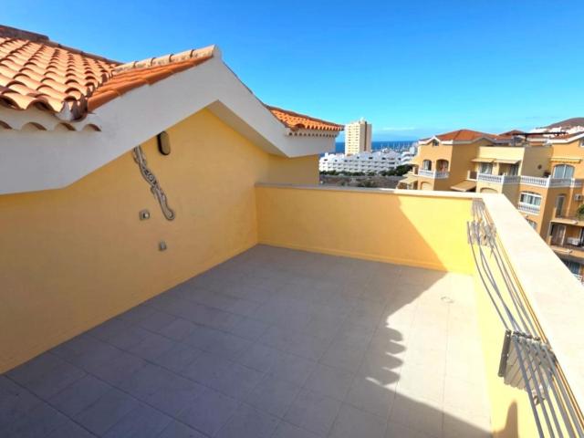 Descubra este atractivo ático dúplex de 2 dormitorios y 2 ba. 106m² Playa de los Cristianos