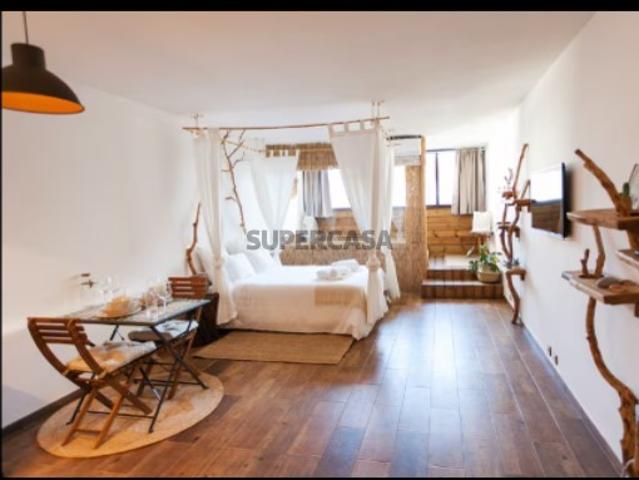 ApartamentoT0, situado no 8.º piso do prestigiado Edifício Portugal, em Vilamoura, uma das localizações mais valorizadas e procuradas do Algarve