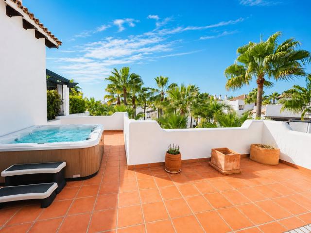 Descubra este elegante ático dúplex ubicado en una de las zo. 167m² Marbella