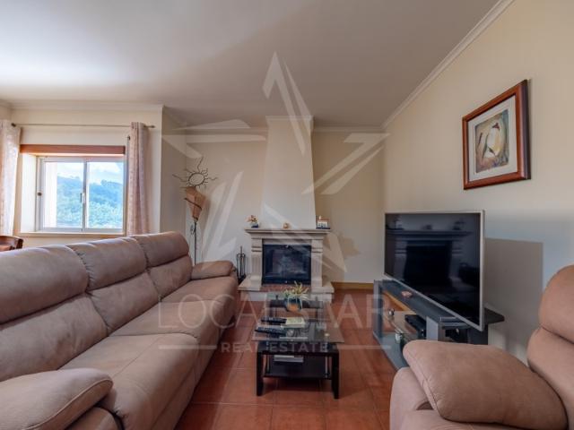 'Descubra este espaçoso apartamento T3, ideal para famílias que procuram conforto e praticidade em Alcobaça.'