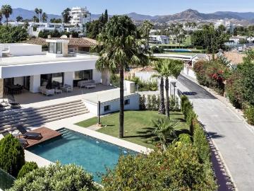 Descubra la refinada vida mediterránea en esta impresionante. 320m² Marbella