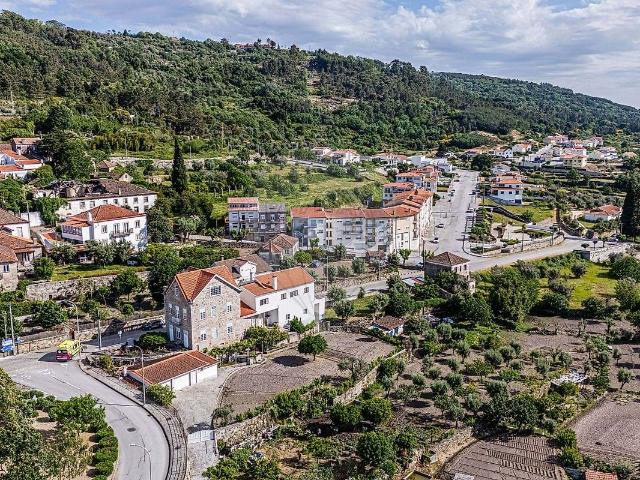 Descubra o equilíbrio perfeito entre tradição e conforto nesta magnífica moradia em pedra, totalmente remodelada, situada em Fornos de Algodres