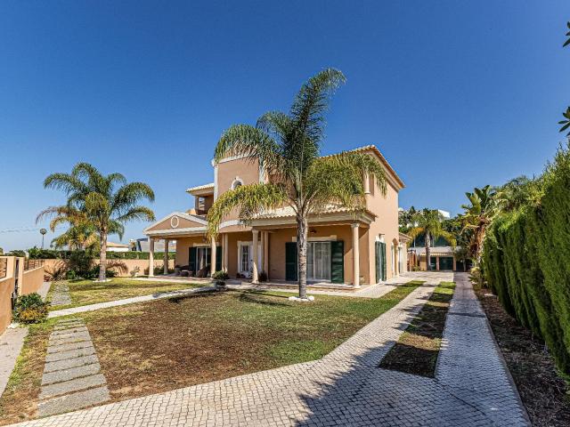Descubra o seu novo lar nesta deslumbrante moradia T3+1 com. 318m² Albufeira e Olhos de Água