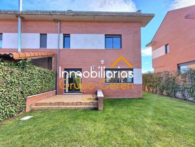 ¡Descubre tu nuevo hogar en un entorno de ensueño, y ven a descubrir este adosado en esquina en Cirueña Campo de Golf!