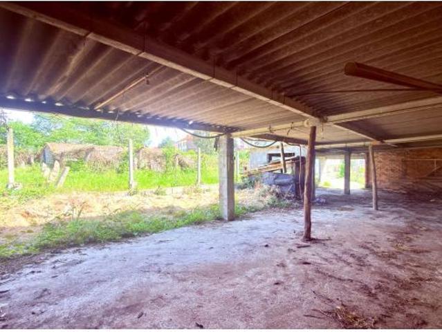 Descubre tu nuevo hogar en esta impresionante casa independiente ubicada a solo 5 minutos del centro