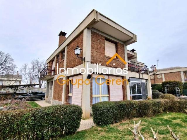 ¡Descubre tu Oasis de Tranquilidad en este amplio chalet con piscina privada en Santo Domingo de la Calzada!