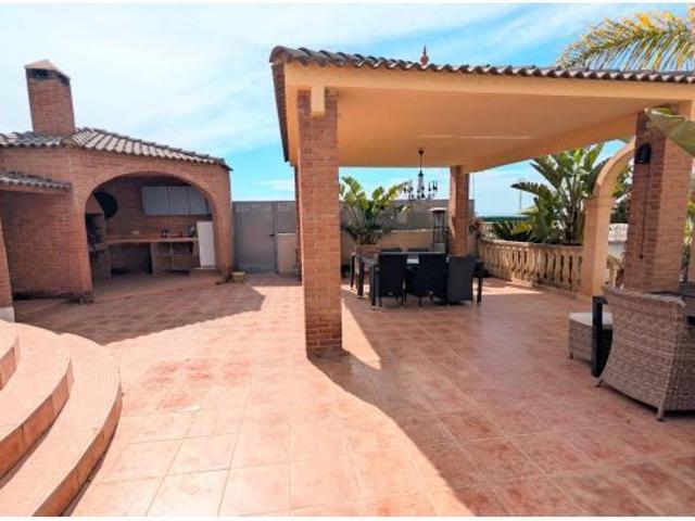 ¡DESCUBRE EL CHALET QUE LO TIENE TODO: ESPACIO, LUZ, PISCINA, BARBACOA Y DOS VIVIENDAS EN UNA!