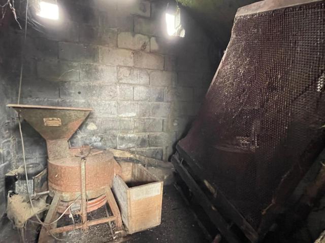 ¡Descubre el encanto de esta casa de piedra sin registrar, con posibilidad de registro para la venta
