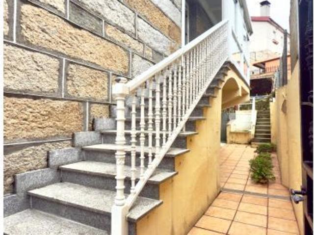 ¡Descubre esta encantadora casa de piedra construida en 1949, ubicada en el tranquilo barrio de Dieg
