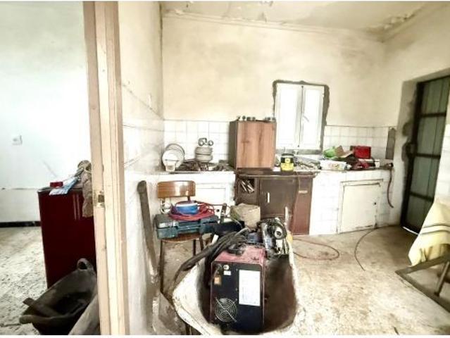 Descubre esta encantadora casa de piedra en venta, una joya del año 1962 que espera ser rehabilitada