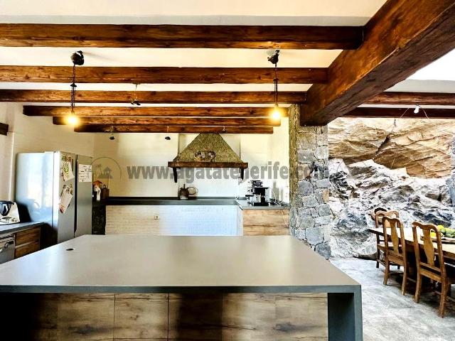 Descubre esta encantadora casa rústica con una superficie de. 257m² Los Realejos