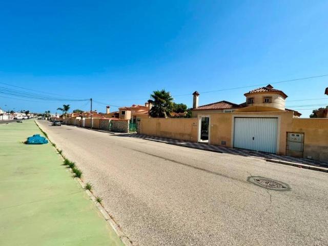 Descubre esta villa independiente en San Luis, Torrevieja, u. 126m² Torrevieja