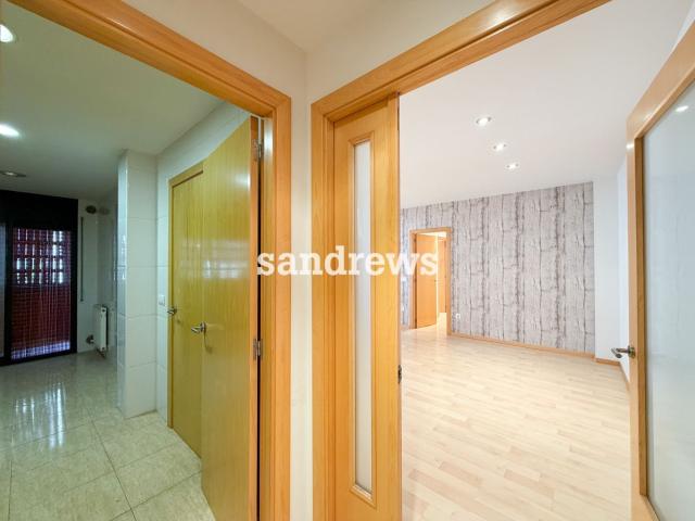 Descubre este amplio piso en venta en Figueres, una excelent. 99m² Figueres
