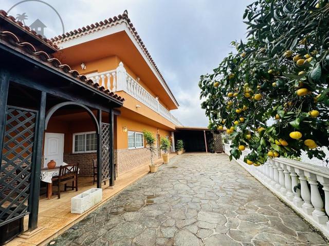 Descubre este encantador chalet que combina comodidad y bell. 306m² La Esperanza