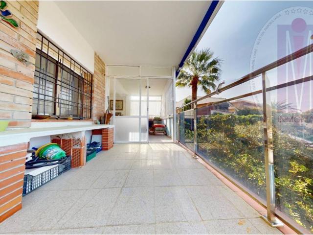 Descubre este encantador apartamento ubicado en la codiciada zona de El Poal, Castelldefels