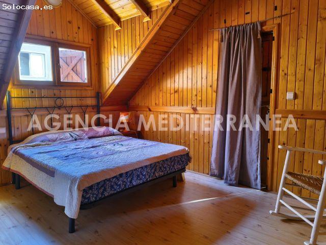 ? ¡Descubre este encantador y singular chalet, ubicado en la tranquila y residencial urbanización de