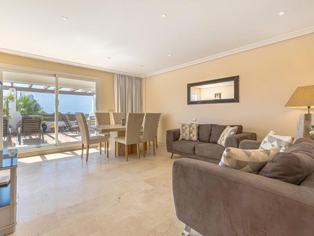 Descubre este luminoso ático con dos amplios dormitorios, id. 97m² Estepona