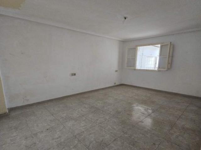 Descubre este Piso en Elche ¡Tu Oportunidad de Reforma! ?️✨