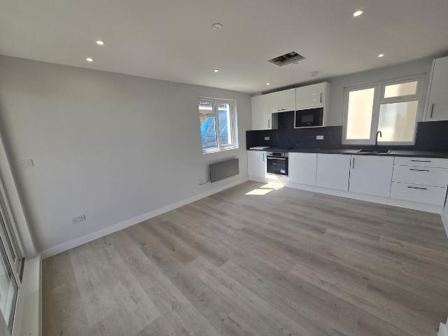 Deseret House, London Road, Mitcham CR4, 1 bed flat to rent, £1,375 pcm | PrimeLocation