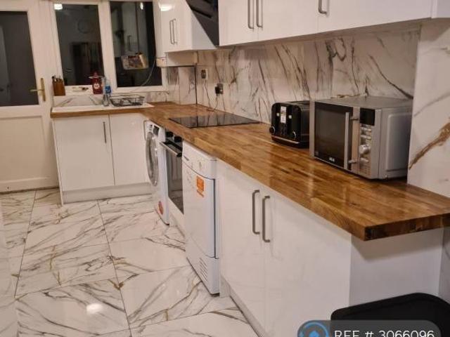 Desford Road, London, E16 1 bed in a house share to rent £950 pcm £219 pw