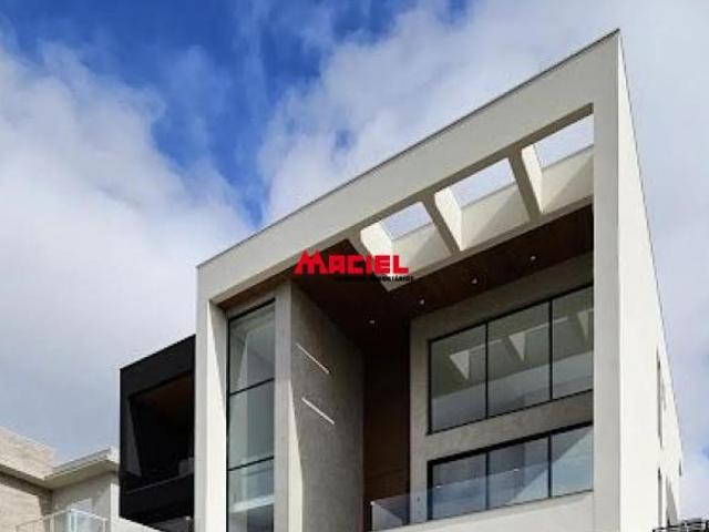 Desfrute do Luxo na Mansão dos Seus Sonhos em Condomínio Exclusivo