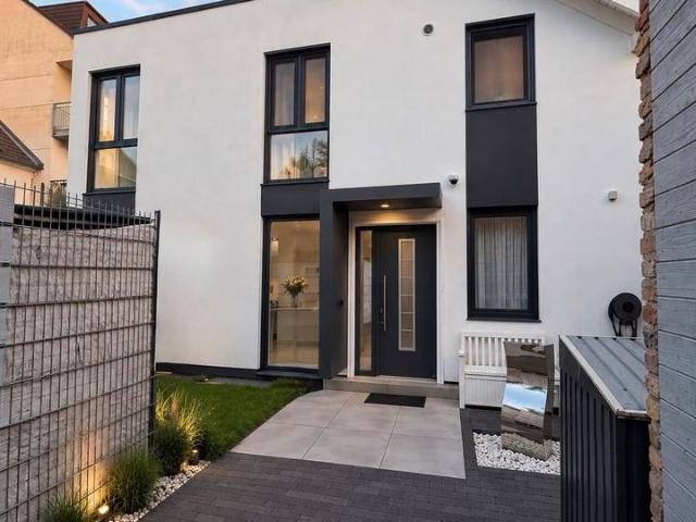 Designvilla mit Erdwärme, Luxusküche&klimatisierten Wintergarten